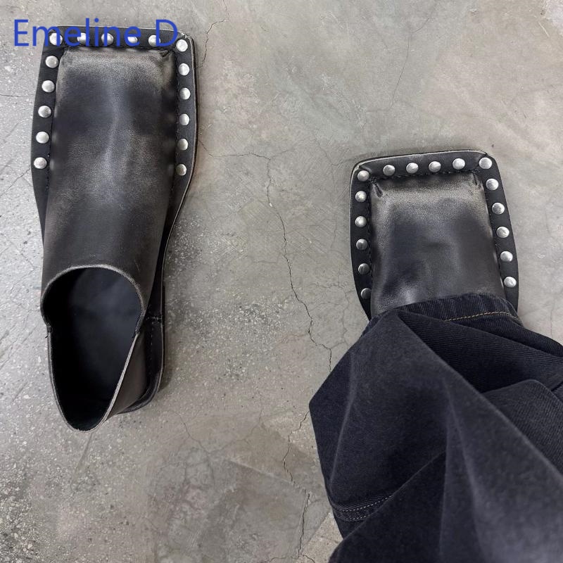 Flip Flop Leather Men - ユニセックススクエアトゥミュールスライド、フェード加工レザー、全縁ラウンドメタルリベット装飾、スリップオン構造、超薄型フラットシューズ