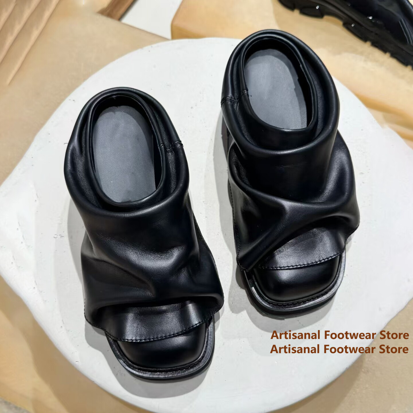 シャーリング加工ソフトレザースライドミュールスクエアトゥ厚底 - Flip Flop Leather Men のレビューと価格