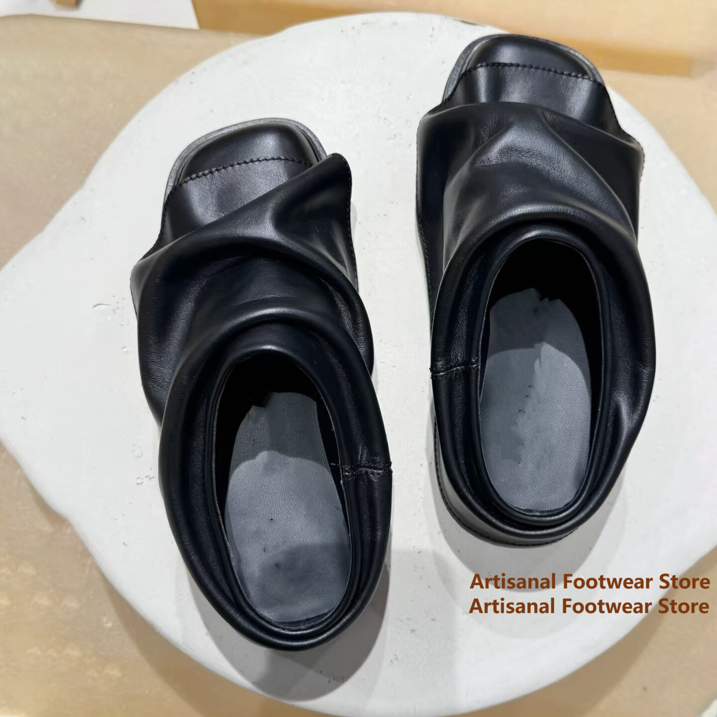 シャーリング加工ソフトレザースライドミュールスクエアトゥ厚底 - Flip Flop Leather Men のレビューと価格